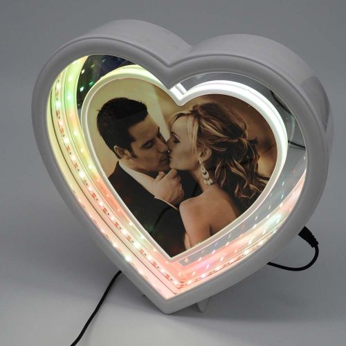 מסגרת לתמונה עם תאורה ומראה בצורת לב K600144