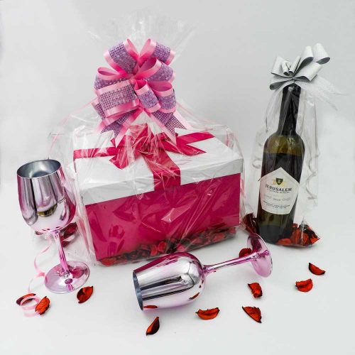 מארז ליום האהבה לאישה ולבת זוג עם משקה אלכוהולי, מסגרת לתמונה עם אור, כוסות יין ורודות ואביזרים בקופסת מתנה K000002-1