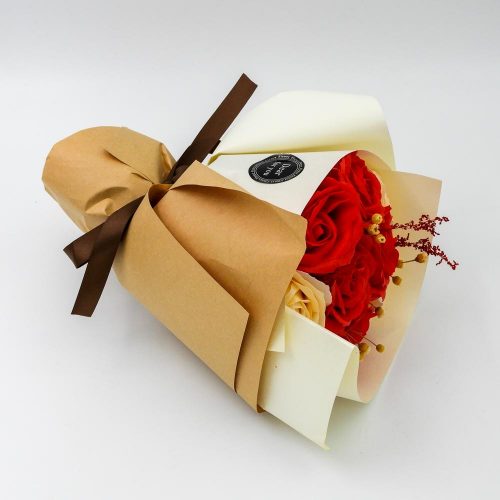 סידור זר פרחי סבון ריחניים בקופסת מתנה בצבע שמנת K400396-1