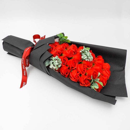 סידור זר פרחי סבון ענק ורדים אדומים בקופסת מתנה ענקית בצלופן שחור K400398-1