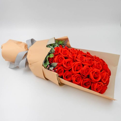 סידור זר פרחי סבון ענק ורדים אדומים בקופסת מתנה ענקית בצלופן קרם K400401-1