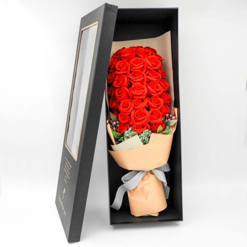 סידור זר פרחי סבון ענק ורדים אדומים בקופסת מתנה ענקית בצלופן קרם K400401