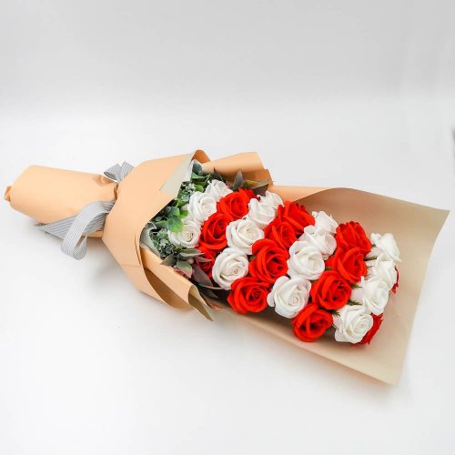 סידור זר פרחי סבון ענק ורדים אדומים ולבנים בקופסת מתנה בורדו ענקית בצלופן קרם K400402-1