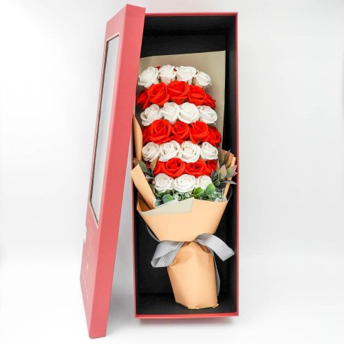 סידור זר פרחי סבון ענק ורדים אדומים ולבנים בקופסת מתנה בורדו ענקית בצלופן קרם K400402