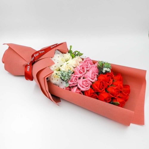 סידור זר פרחי סבון ענק ורדים אדומים ורודים ולבנים בקופסת מתנה בורדו ענקית בצלופן קרם K400403-1