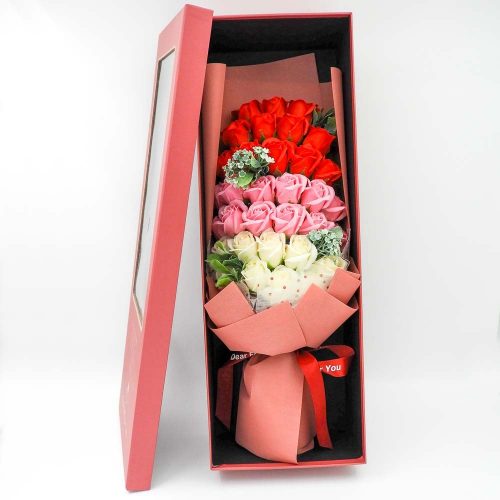 סידור זר פרחי סבון ענק ורדים אדומים ורודים ולבנים בקופסת מתנה בורדו ענקית בצלופן קרם K400403
