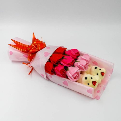 סידור זר פרחי סבון גדול ורדים אדומים וורודים בקופסת מתנה ורודה עם 2 דובים K400404-1