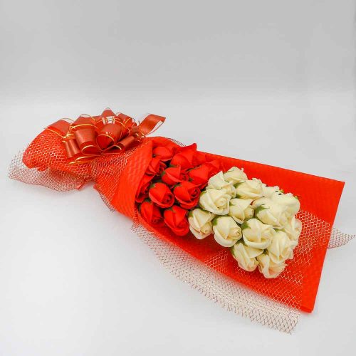 סידור זר פרחי סבון ענק ורדים אדומים ולבנים בקופסת מתנה אדומה עם 2 דובים K400405-1