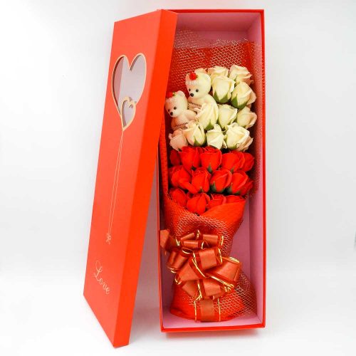 סידור זר פרחי סבון ענק ורדים אדומים ולבנים בקופסת מתנה אדומה עם 2 דובים K400405