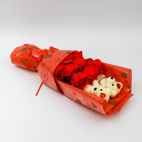 סידור זר פרחי סבון גדול ורדים אדומים בקופסת מתנה אדומה עם 2 דובים K400407-1