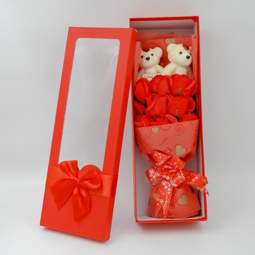סידור זר פרחי סבון גדול ורדים אדומים בקופסת מתנה אדומה עם 2 דובים K400407