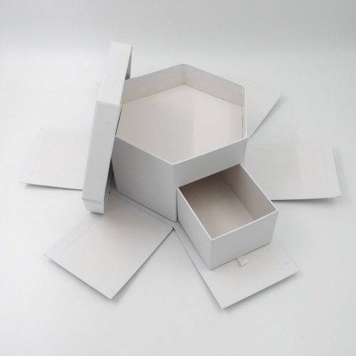 קופסת תמונות נפתחת לבנה משושה - קופסא עם תמונות ומגירה K400437