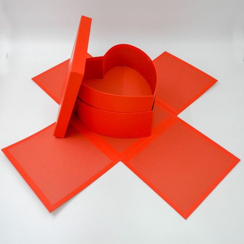 קופסת תמונות נפתחת אדומה מרובעת עם לב כפול - קופסא עם תמונות K400446