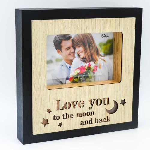 מסגרת לתמונה מתנה לבן ובת הזוג LOVE YOU עם מסגרת שחורה מעץ אור וחריטה K600187