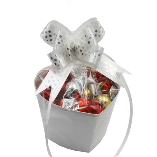 מארז שוקולדים קטן בקופסת לב לבנה וצלופן K000043N2