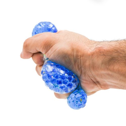 כדור ענבים דביק עם כוכבים מנצנצים וכדורי מים כחול