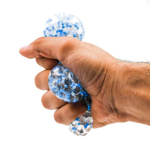 כדור ענבים לעיסוי עם כדורי צבע וכדורי מים שקופים כחול