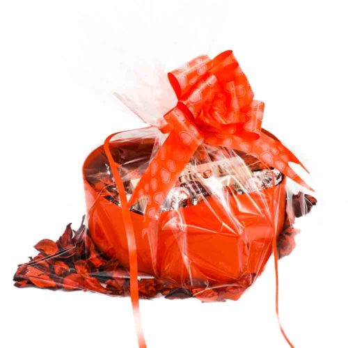 מארז שוקולד מפנק ליום הולדת עם 50 שוקולדים בקופסת לב אדומה K000059-1