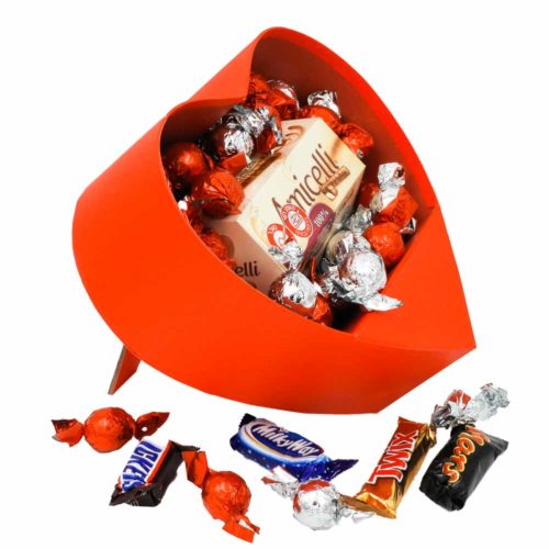 מארז שוקולד מפנק ליום הולדת עם 50 שוקולדים בקופסת לב אדומה K000059-2