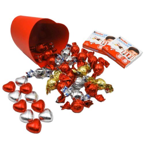מארז שוקולדים קטן בקופסת לב אדומה וצלופן K000044N1