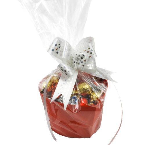 מארז שוקולדים קטן בקופסת לב אדומה וצלופן K000044N2