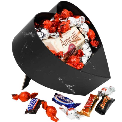 מארז שוקולד מפנק ליום האהבה עם 50 שוקולדים בקופסת לב שחורה K000061-2