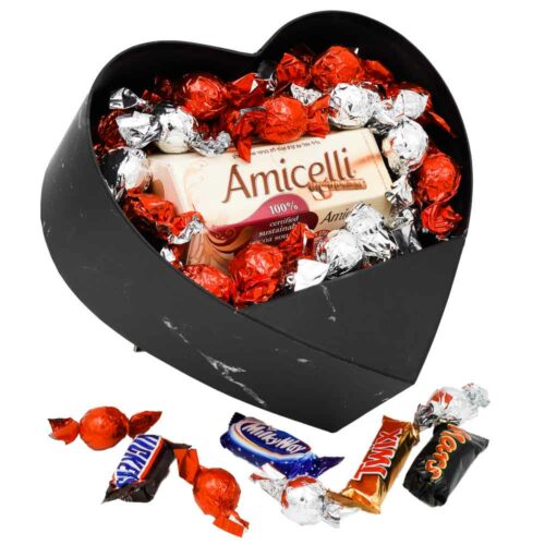 מארז שוקולד מפנק ליום האהבה עם 50 שוקולדים בקופסת לב שחורה K000061
