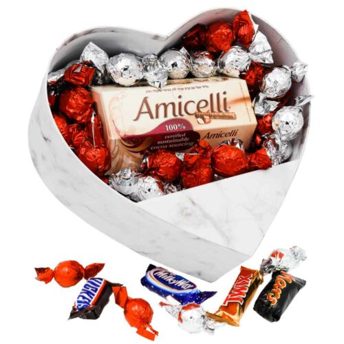 מארז שוקולד מפנק עם 50 שוקולדים בקופסת לב לבנה K000062