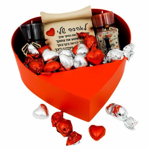 מארז ליום האהבה קלף ברכה נרות ושוקולדים בקופסה אדומה K000067-2