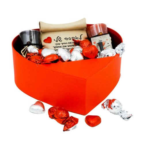 מארז ליום האהבה קלף ברכה נרות ושוקולדים בקופסה אדומה K000067-3