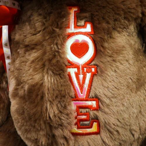 בובת דובי בצבע חום 85 ס"מ LOVE עם פפיון אדום K100316-1